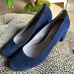 Aquatalia womens Navy suede waterproof women’s pump  sz 8.5